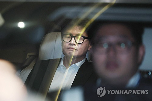 국민의힘 한동훈 대표가 윤석열 대통령 탄핵소추안이 가결된 14일 오후 서울 여의도 국회에서 의원총회에 참석한 뒤 차를 타고 퇴청하고 있다. 연합뉴스